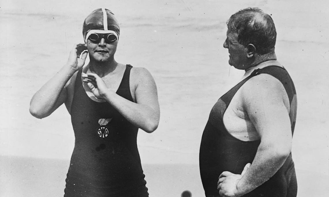 Gertrude Ederle et son entraîneur Jabez Wolffe l’année de sa première traversée avortée de la Manche, Agence Rol, août 1925 - source : Gallica-BnF