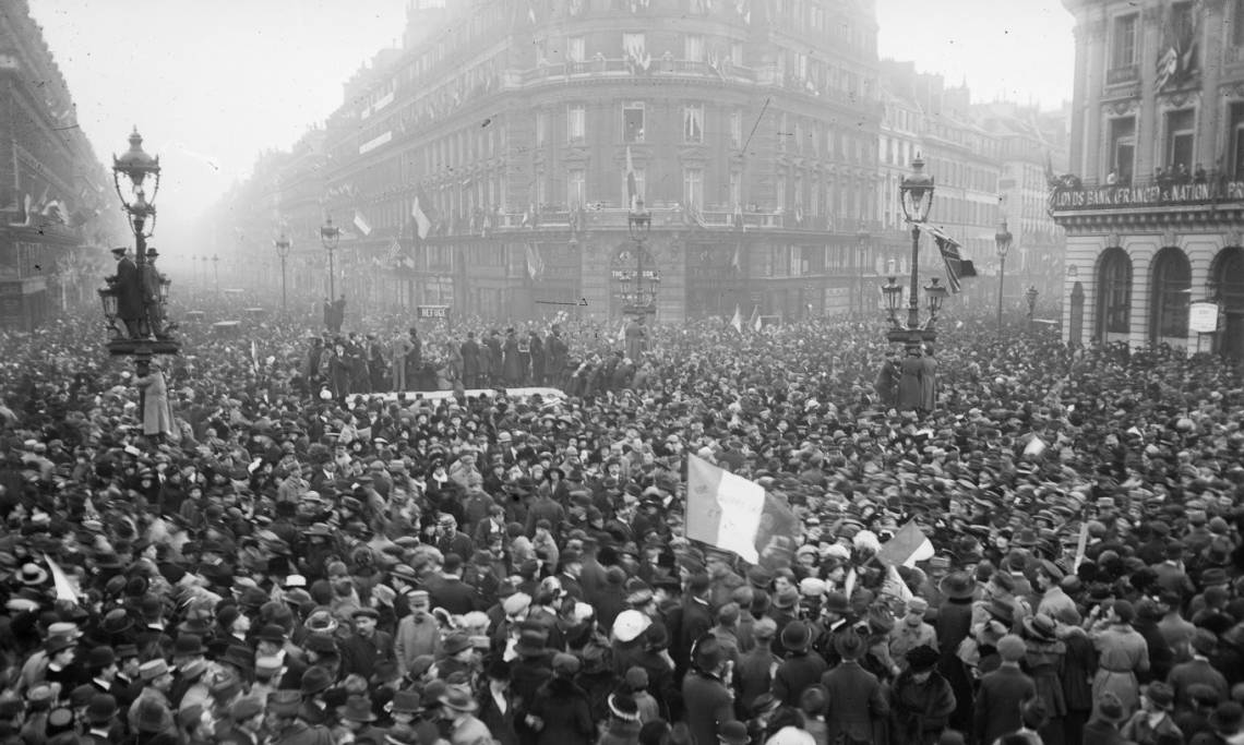 Place de l'Opéra et rue de la Paix, le jour de l'armistice, Agence Rol, 1918 - source : Gallica-BnF