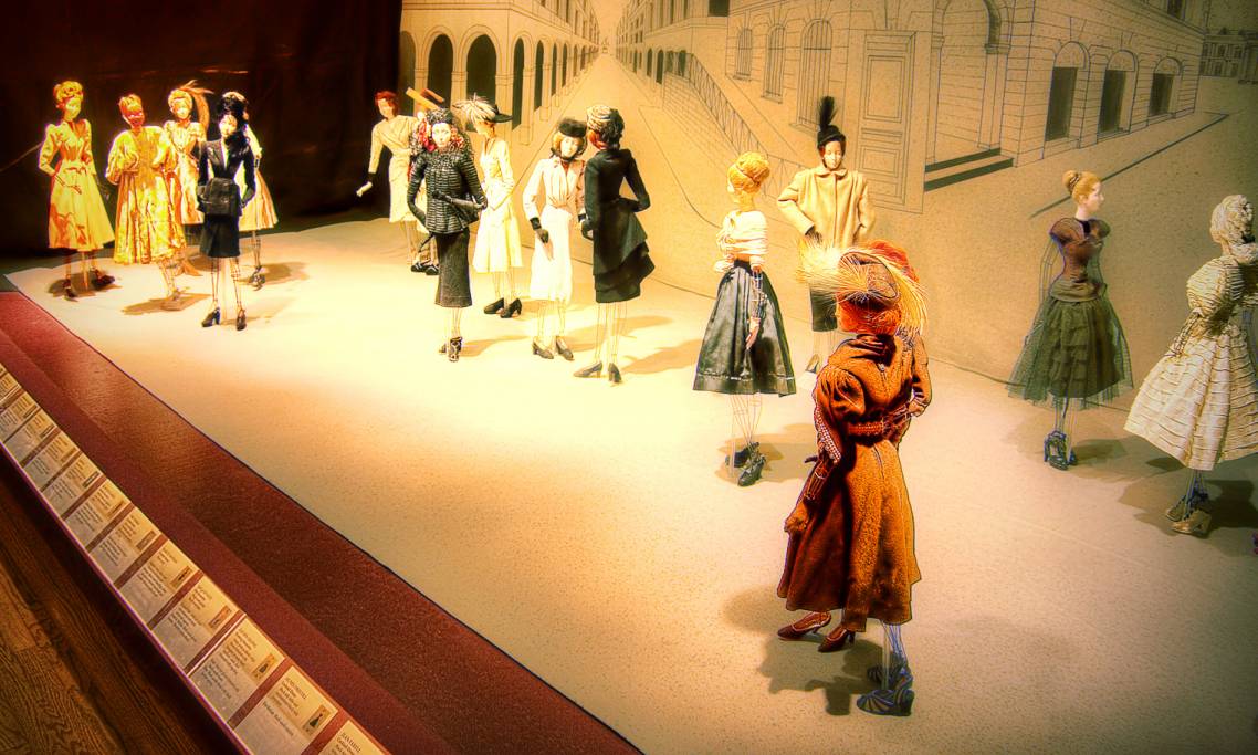 Extrait du Théâtre de la mode de 1945, aujourd’hui au Maryhill Museum de Washington – source : WikiCommons