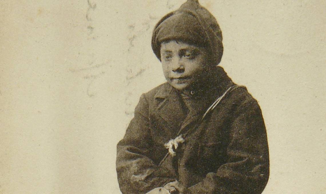 Carte postale montrant un enfant savoyard ramonant mélancoliquement une cheminée, 1910 - source : WikiCommons