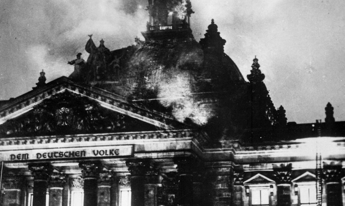 Le Reichstag en flammes dans la nuit du 27 février 1933 - source : WikiCommons