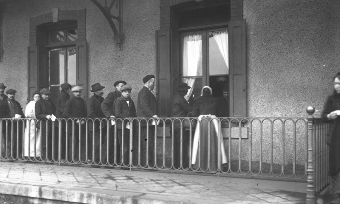 Saint-Étienne, aux mines de La Ricamarie, ouvriers venant toucher leur paie, Agence Rol, 1914 - source : Gallica-BnF