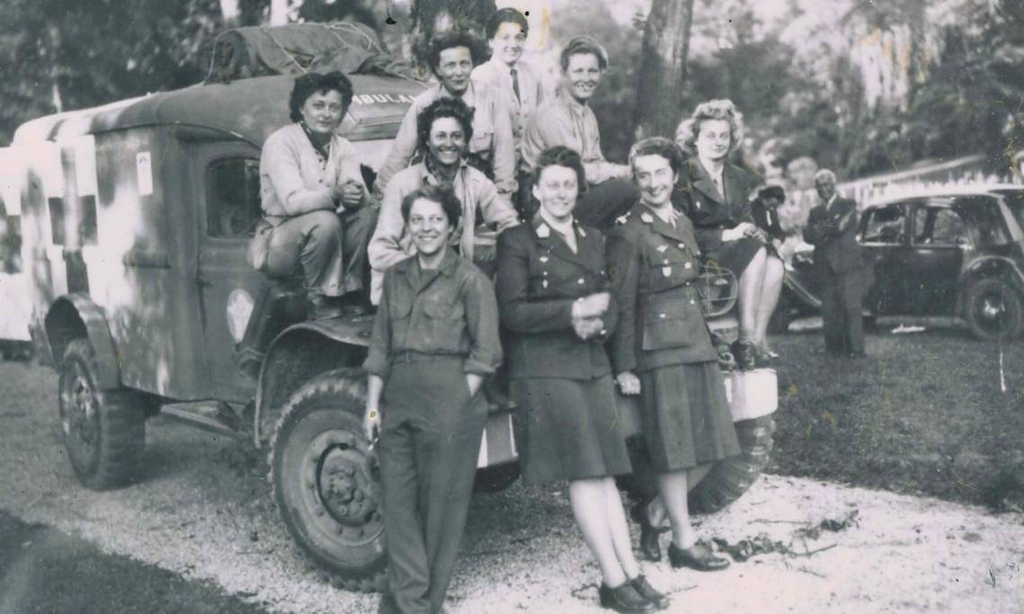 Le groupe des Rochambelles au Jardin de Bagatelle, août 1944 - source : Musée de la Libération de Paris-musée du général Leclerc-musée Jean Moulin