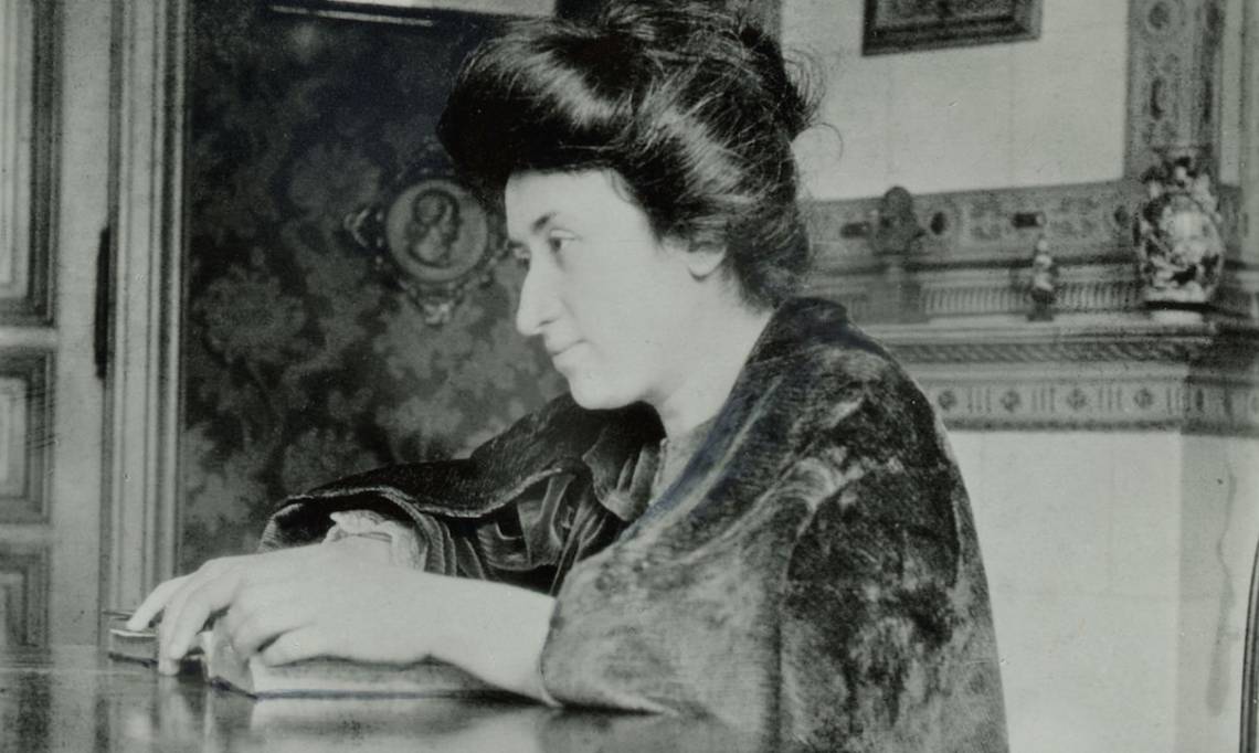 Rosa Luxemburg à son bureau à Berlin, 1907 - source : WikiCommons