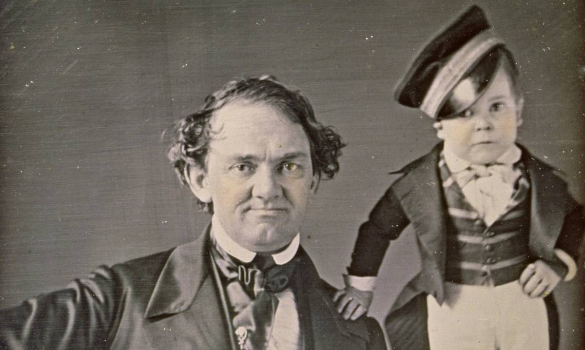 Phineas Taylor Barnum et Charles Stratton à l'âge de douze ans environ, daguerréotype de Samuel Root, circa 1850 - source : WikiCommons