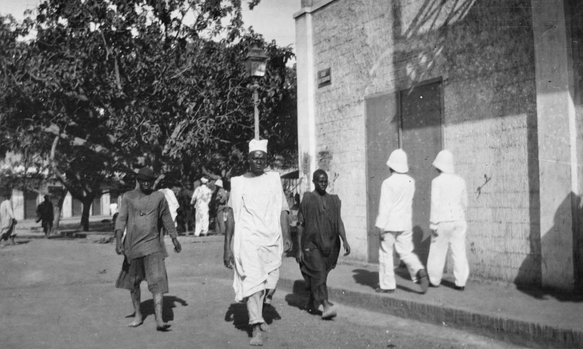 Soldats européens et piétons dans les rues de Dakar, circa 1910 - source : Gallica-BnF