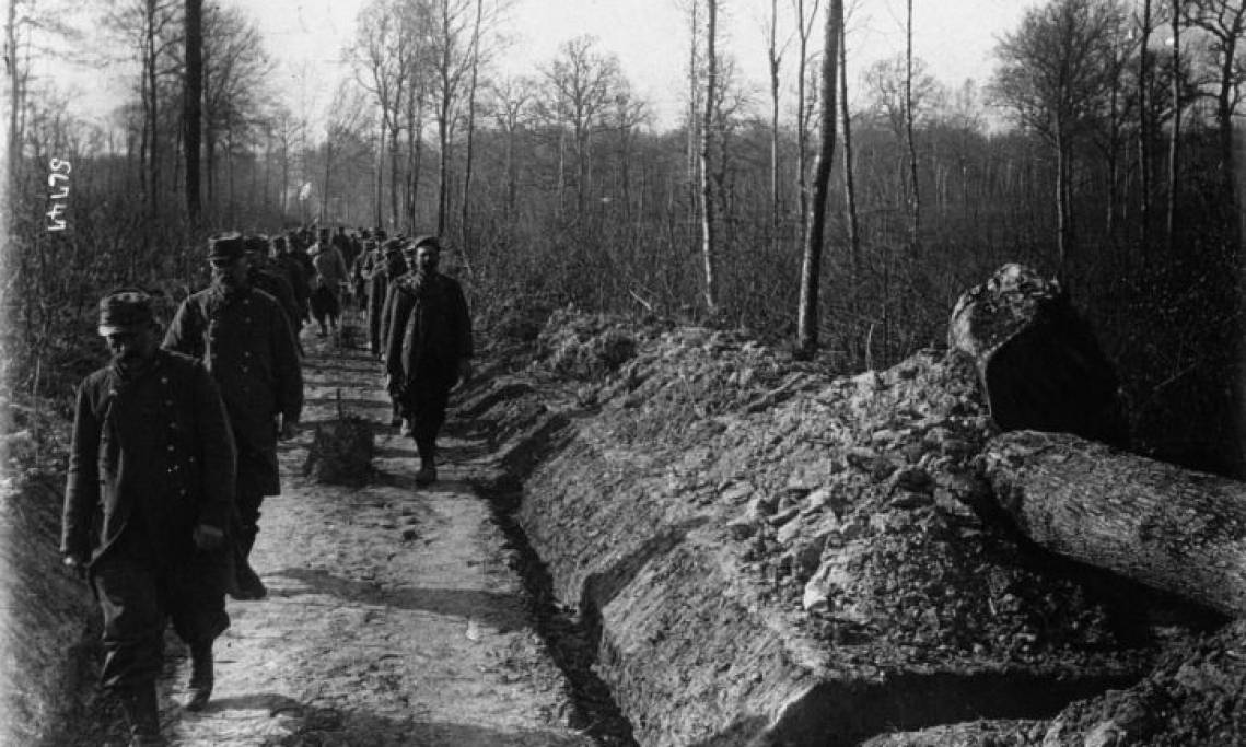 Soldats de retour de corvée, Agence Meurisse, 1915 - source : Gallica-BnF