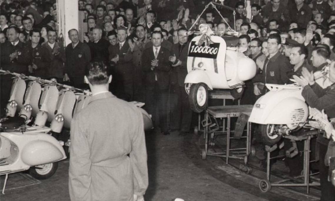 Usine Piaggio, célébrations pour la millionième Vespa, Pontedera, 1956 - source : Istituto centrale per gli archivi-WikiCommons