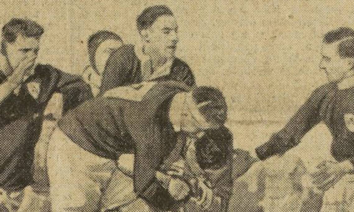 Fernand Taillantou aux prises avec cinq adversaires lors du match Irlande-France à Belfast, L’Excelsior, 1930 – source : RetroNews-BnF