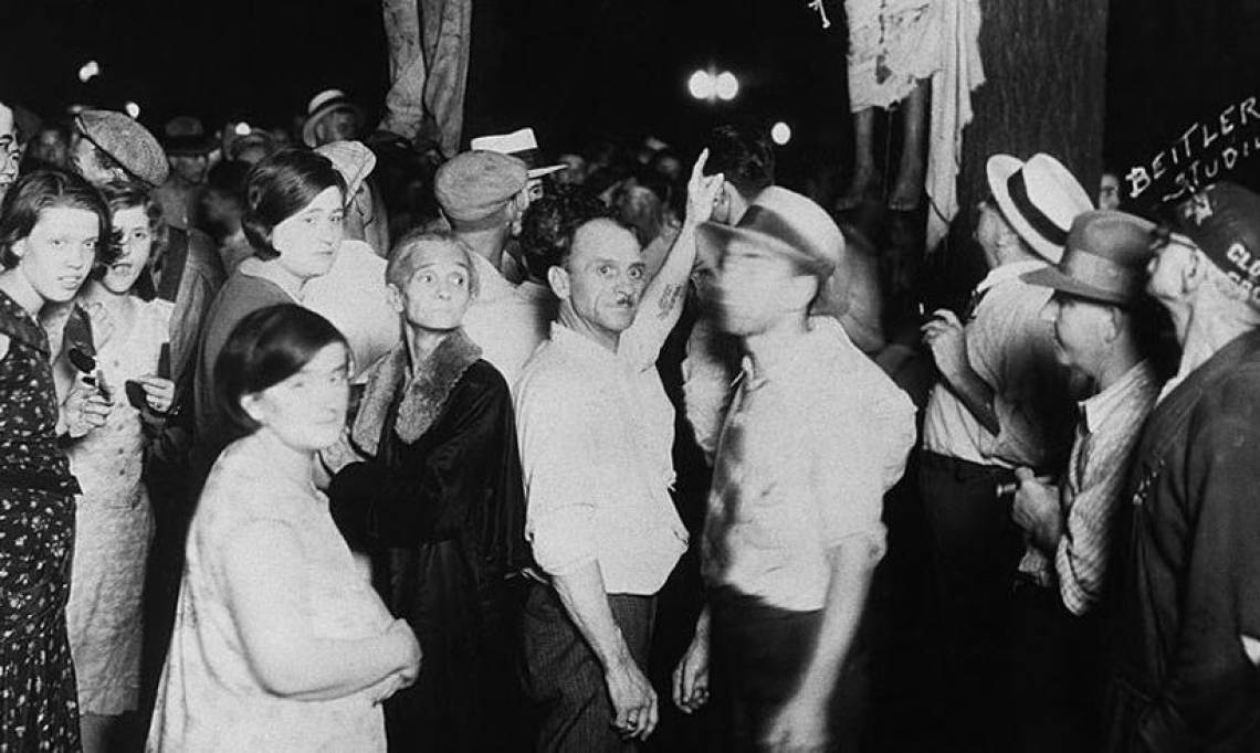 Les habitants de Marion jubilant à la suite de l'exécution en place publique de deux hommes innocents, 1930 - source : WikiCommons