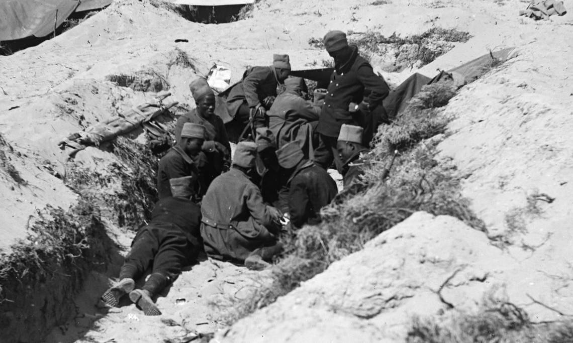 Tirailleurs sénégalais dans une tranchée des Dardanelles, 1915 - source : Gallica-BnF