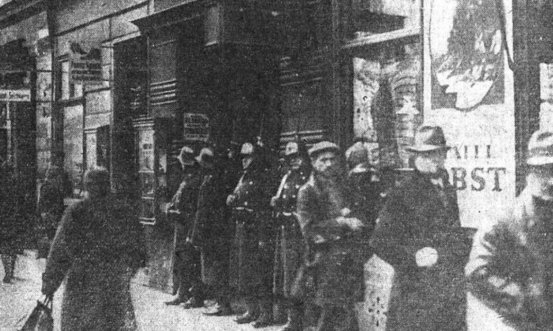 La troupe fédérale autrichienne occupant une succursale du parti social-démocrate à Vienne, Le Populaire, 1934 - source : RetroNews-BnF