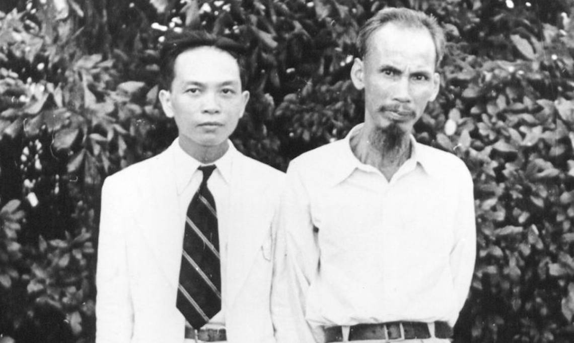Le général Võ Nguyên Giáp avec Hô Chi Minh, circa 1945 - source : WikiCommons