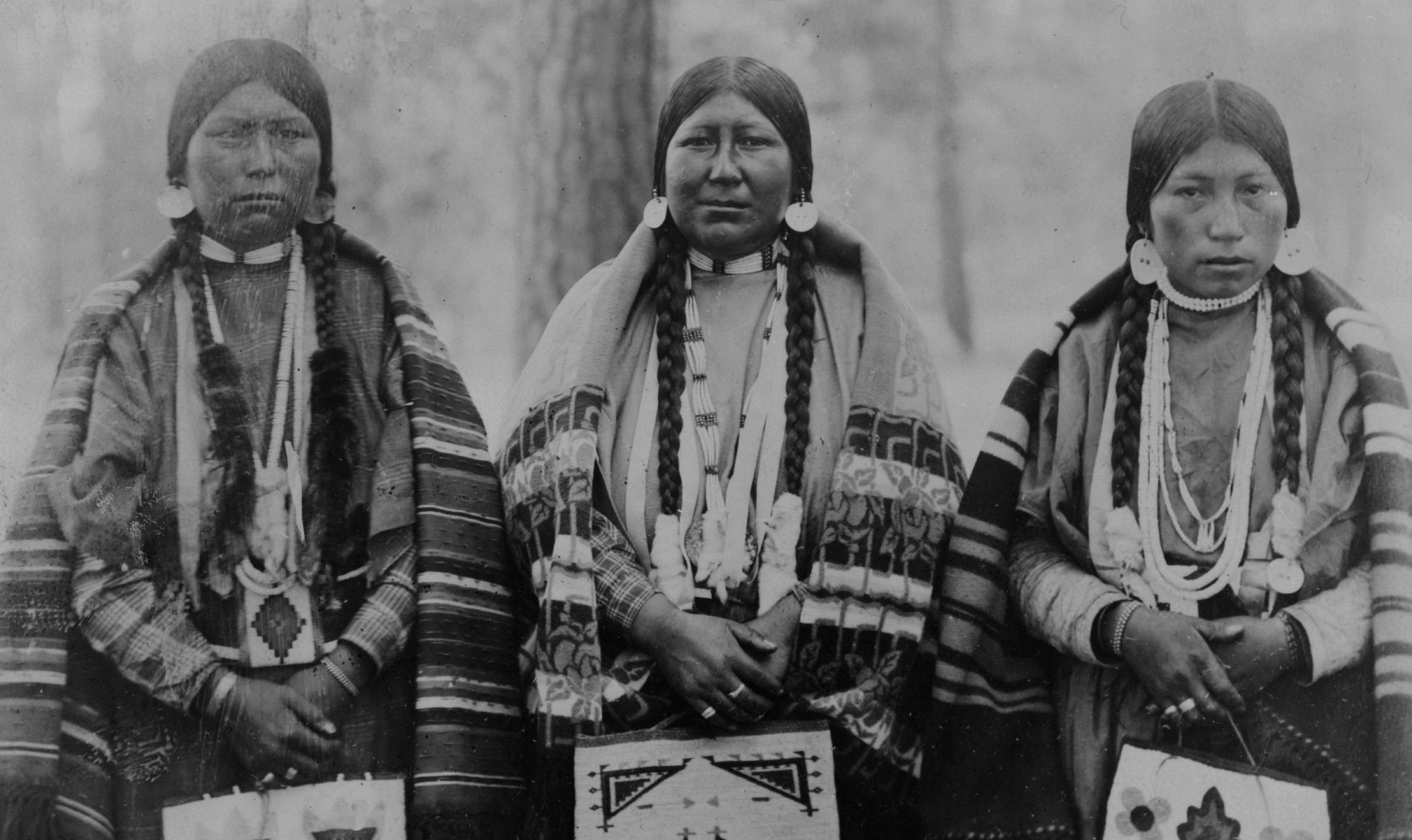 Trois Amérindiennes de la réserve de Warm Springs, Oregon, 1902 - source : Library of Congress