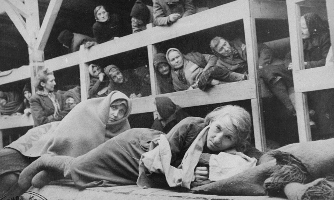 Bloc des femmes du camp nouvellement libéré d'Auschwitz, extrait du film de la libération des camps de l'Armée rouge, 1945 - source : WikiCommons