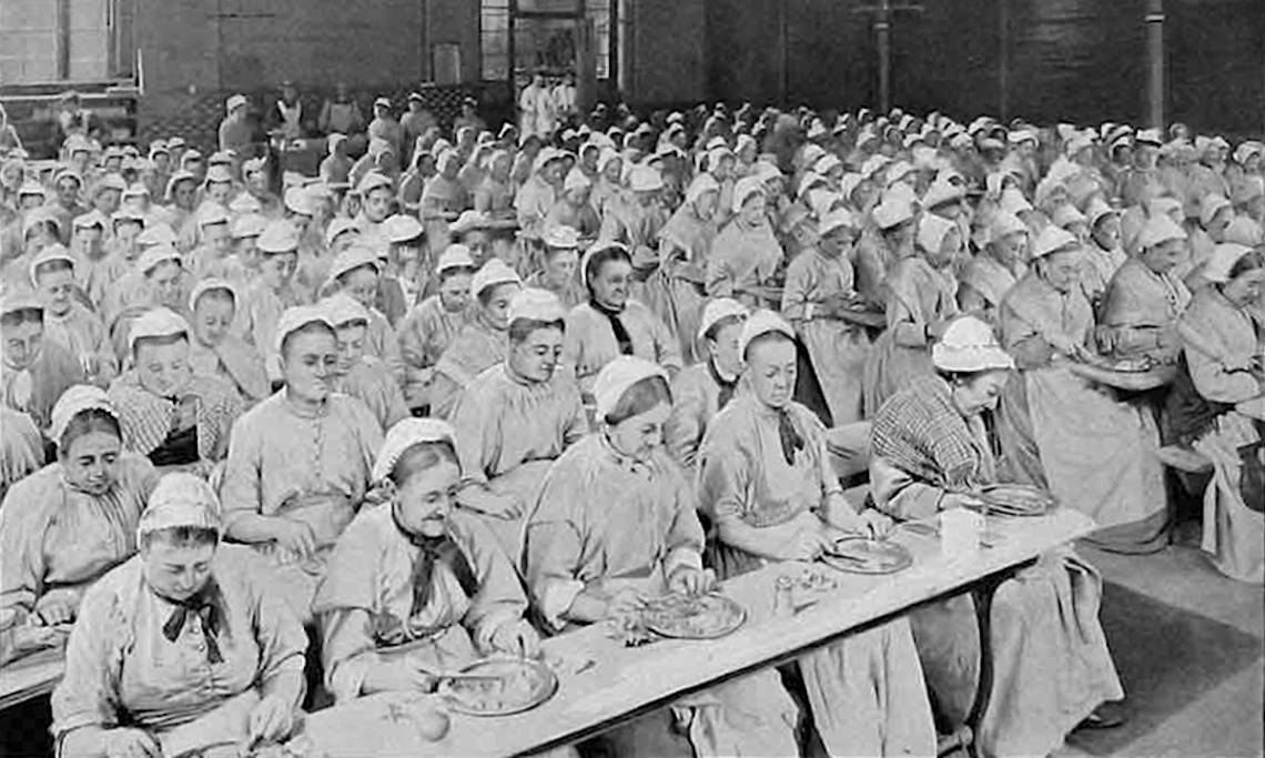 Le réfectoire des femmes à la workhouse de St Pancras, à Londres, vers 1911 - source : WikiCommons