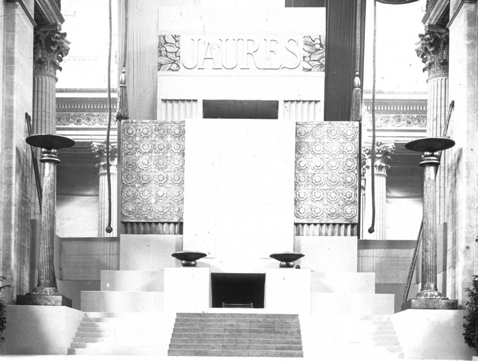 Le catafalque de Jaurès durant la cérémonie d'intronisation au Panthéon, 1924 - source : Gallica-BnF