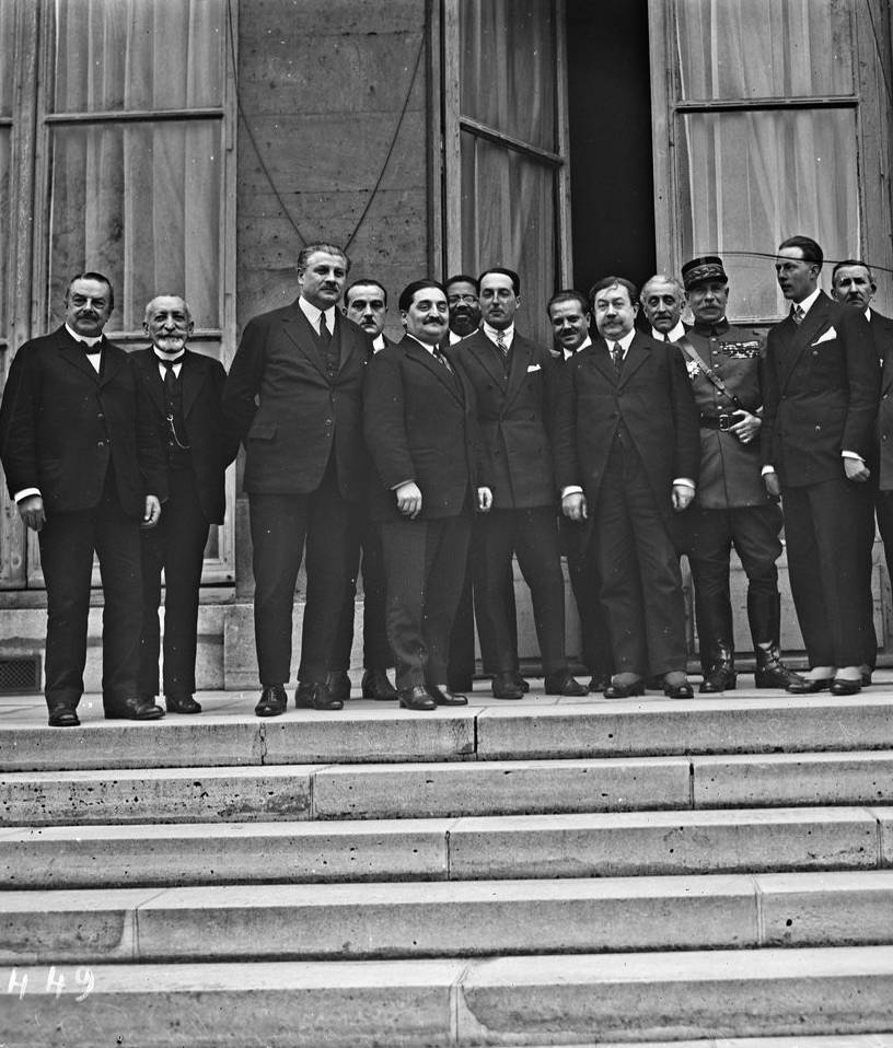 Lemaître et Arrachard, à gauche, reçus chez le président du Conseil Paul Painlevé, 1925 - source : Gallica-BnF