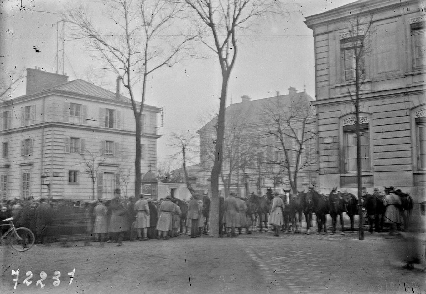 Exécution de Landru à Versailles. La foule des curieux devant la prison, 1922 - source : Gallica-BnF