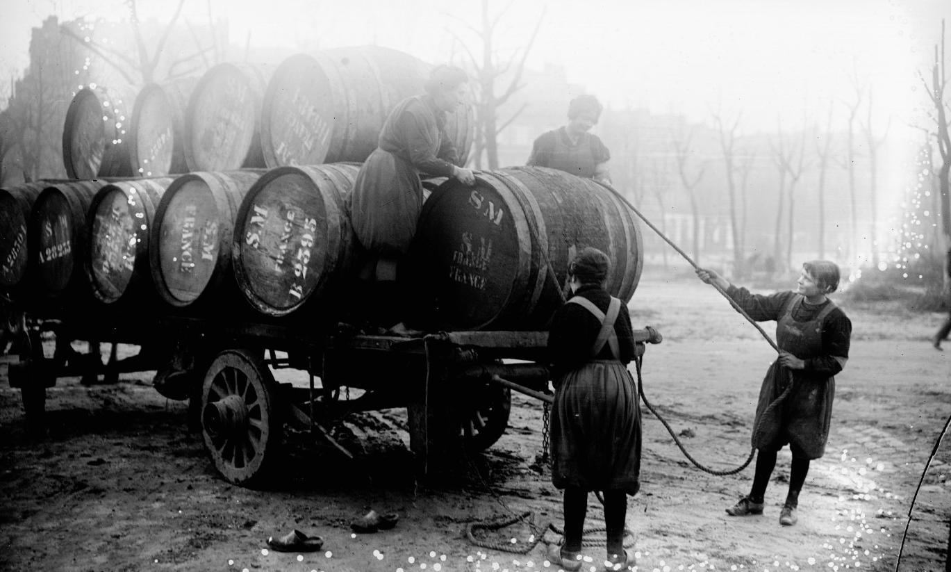 Femmes déchargeant des tonneaux près des docks de Bordeaux, Agence Rol, 1916 - source : Gallica-BnF
