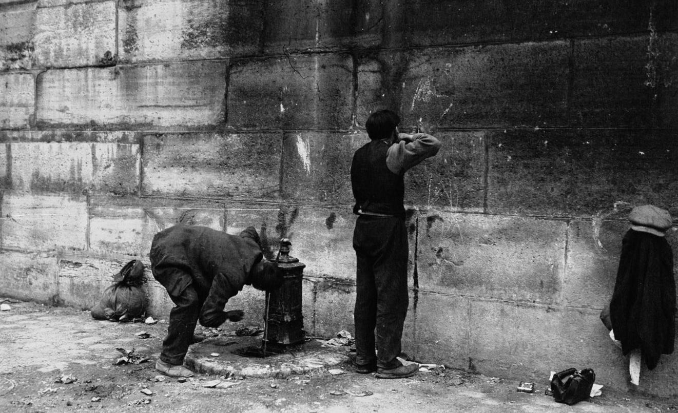 Sans-abris des bords de Seine se lavant aux robinets publics, Agence Rol, 1932 - source : Gallica-BnF