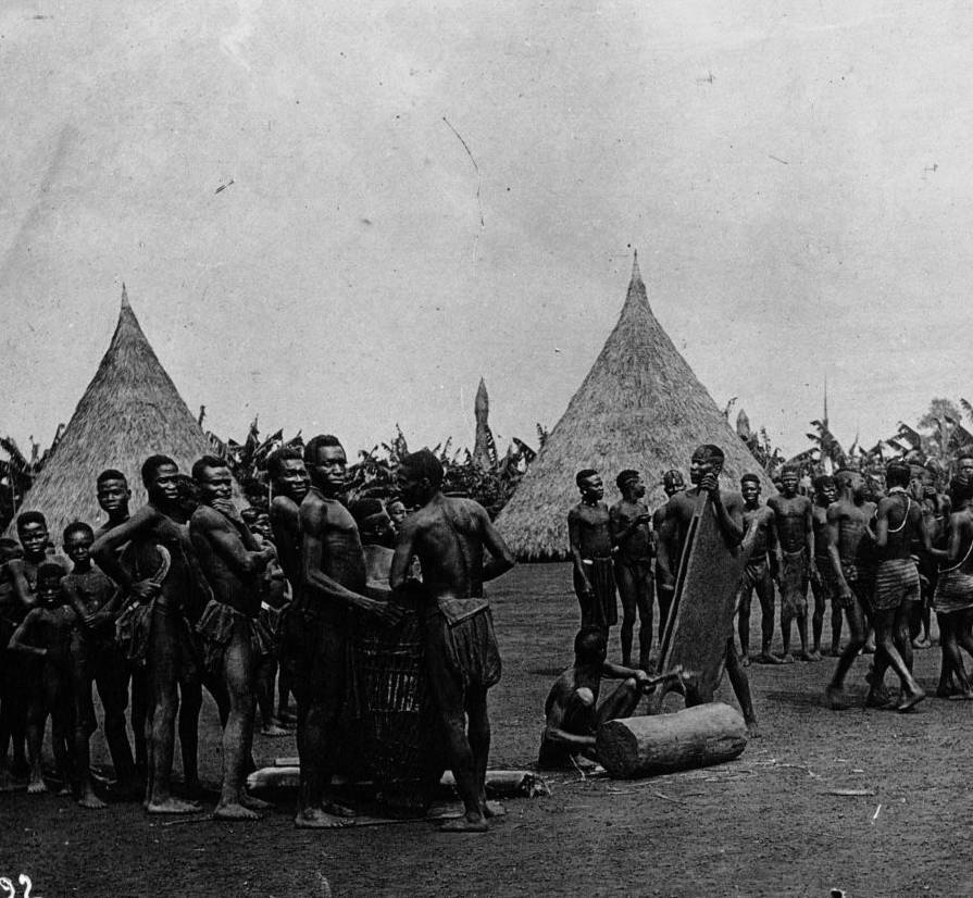 Au Congo Belge, un cortège jouant du tam-tam banziri, Agence Meurisse, 1927 - source : Gallica-BnF