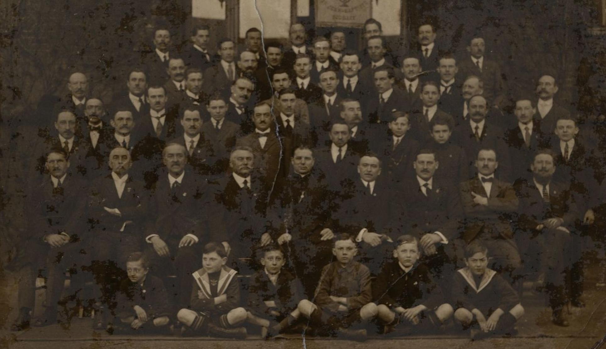Photo de classe dans une école de garçons de Roubaix, 1920 - source : Gallica-Bibliothèque nationale de Roubaix