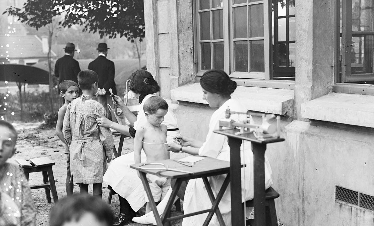 Examen médical des enfants à l'école en plein air du boulevard Bessières, Agence Rol, 1921 - source : Gallica-BnF
