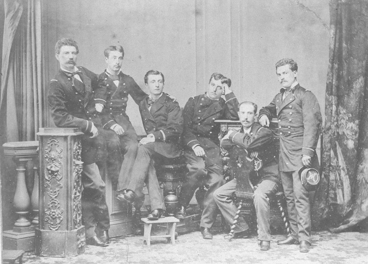 Pierre Loti (deuxième en partant de la droite) en marin, accompagné d'autres officiers de la marine, circa 1880 - source : Gallica-BnF