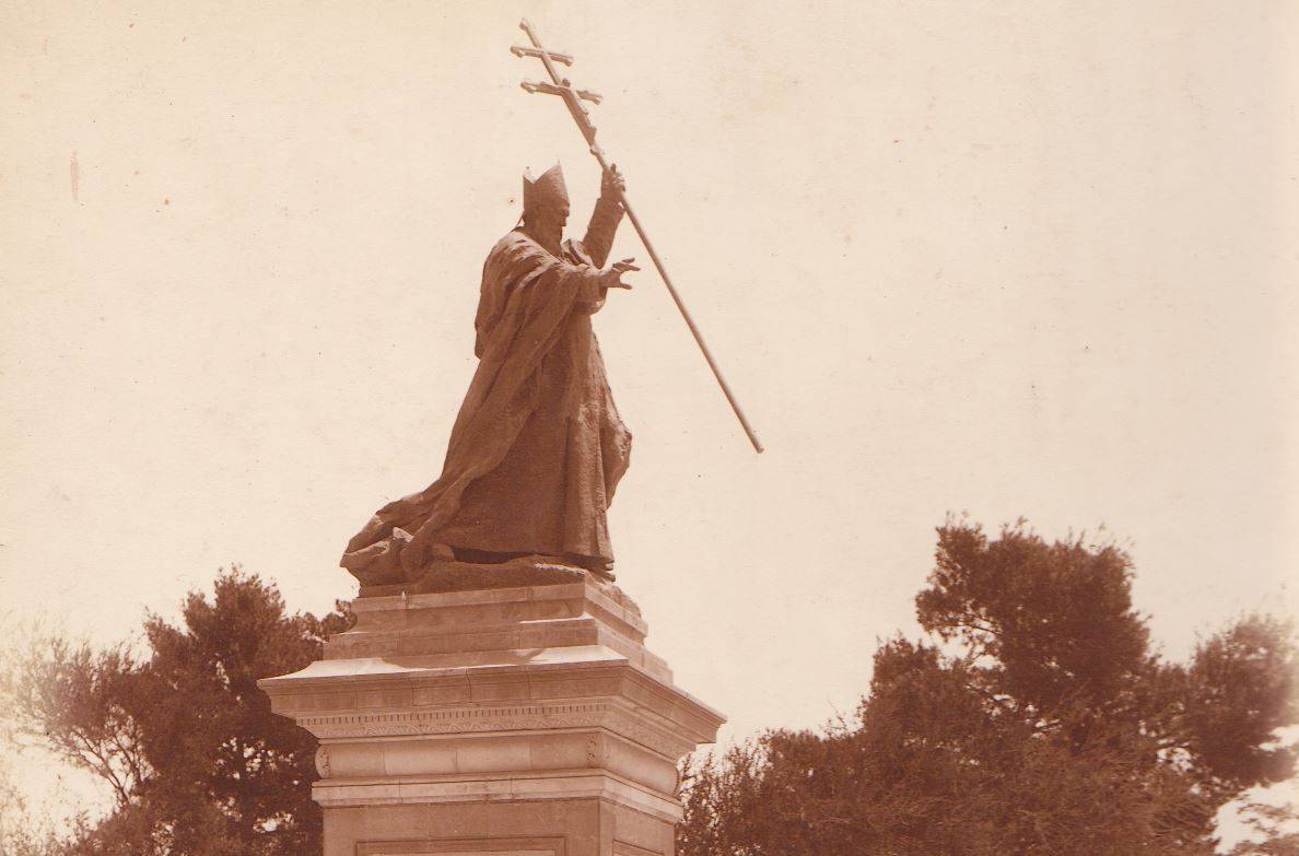Photographie du monument au Cardinal Charles Lavigerie, bronze par Alexandre Falguière, circa 1900 – source : WikiCommons