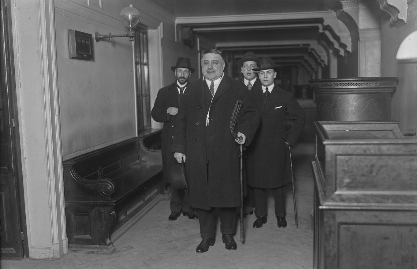 Léon Daudet, co-directeur de l'Action française, au Palais de Justice, Agence Rol, 1923 - source : Gallica-BnF