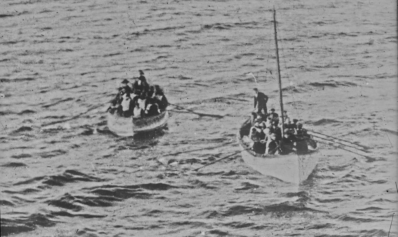Catastrophe du Titanic, les rescapés dans les canots sur la mer, Agence Rol, 1912 – source : Gallica-BnF