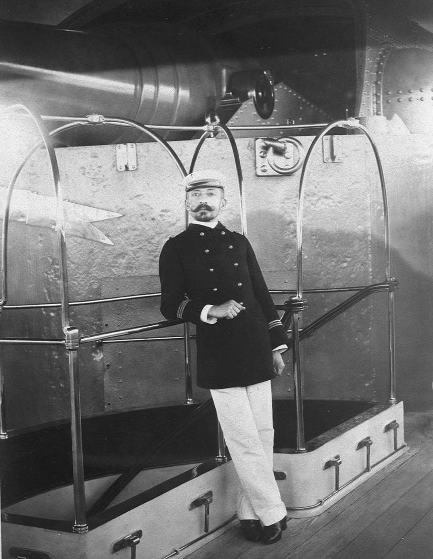 Pierre Loti en marin sur le pont d'un navire, circa 1890 - source : Gallica-BnF