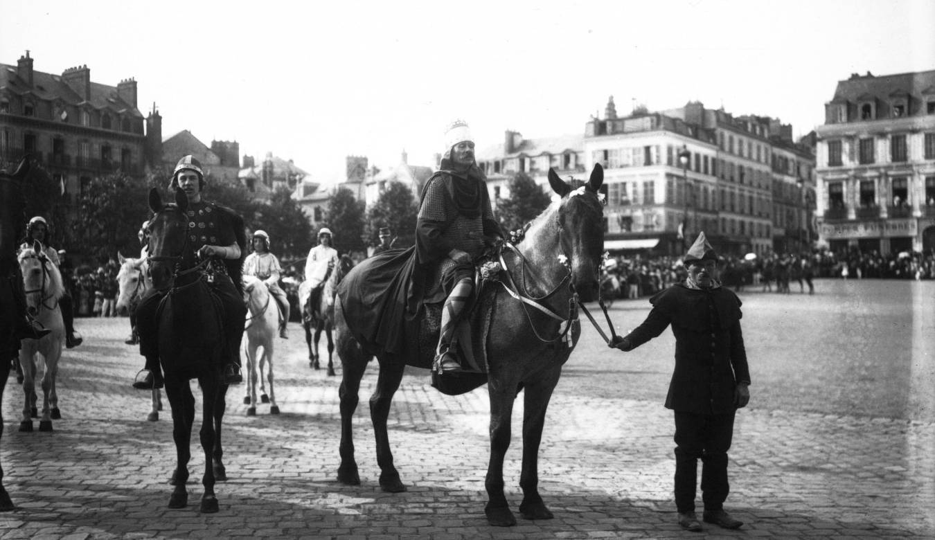 À Rouen, durant les fêtes en faveur du Millénaire normand, un acteur interprétant Rollon le roi des Normands, Agence Rol, 1911 - source : Gallica-BnF