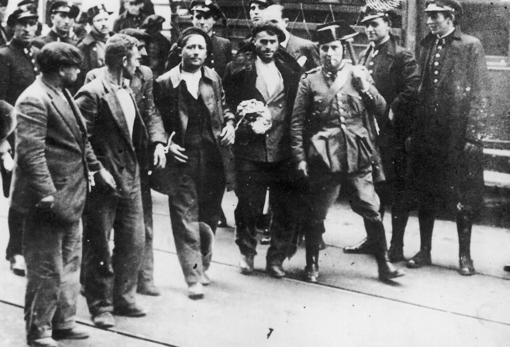 Travailleurs arrêtés par les forces gouvernementales pendant l'insurrection des Asturies, 1934 - source : Illustrated Daily Courier-Domaine Public 