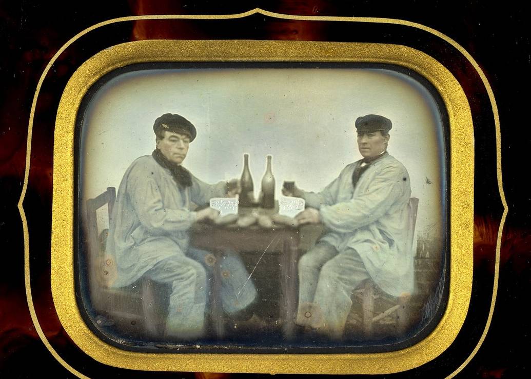 Photographie d'ouvriers attablés devant deux bouteilles, Thalamas, 1862 - source : Gallica-BnF