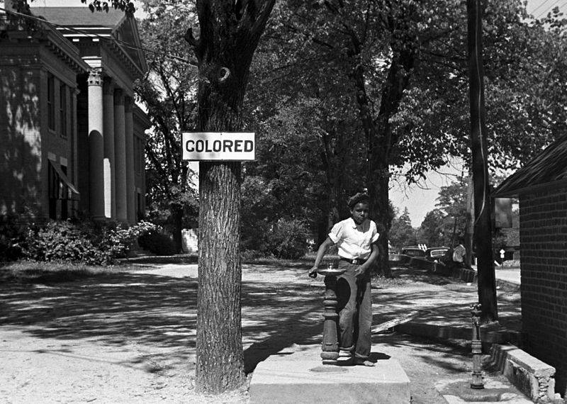 Zone d'un jardin public du Sud des États-Unis « réservée aux personnes de couleur », 1938 - source : WikiCommons