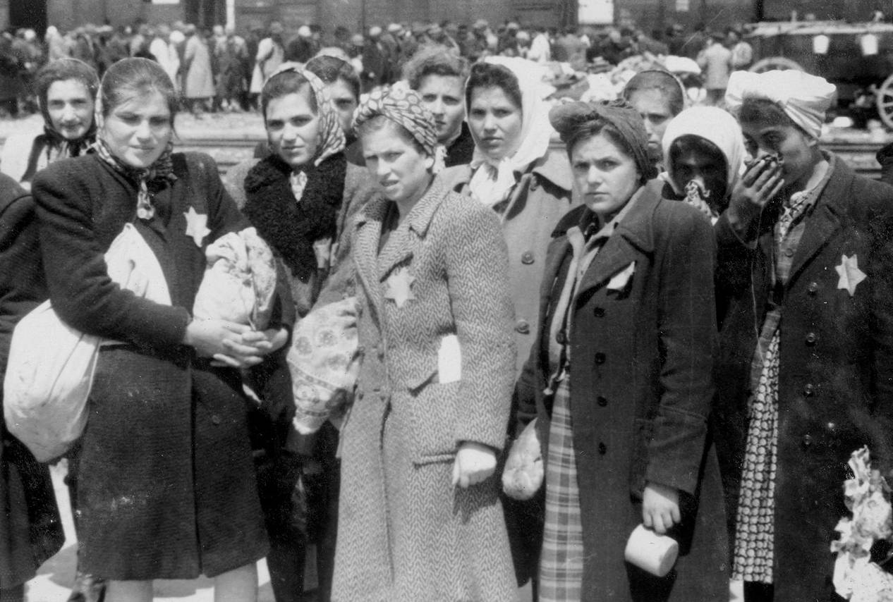 Groupe de déportées gênées par l'odeur du camp, photo extraite de « L’album d’Auschwitz » - source : Éditions du Seuil