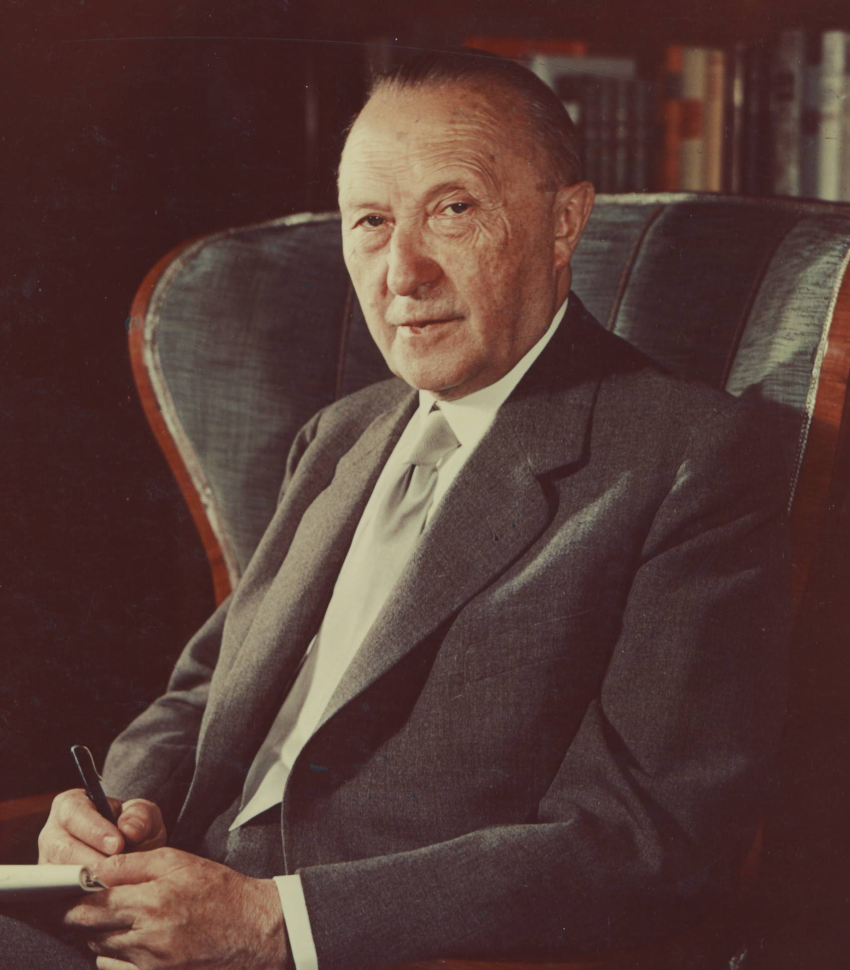 Portrait du futur chancelier de la RFA Konrad Adenauer, circa 1950 - source : WikiCommons