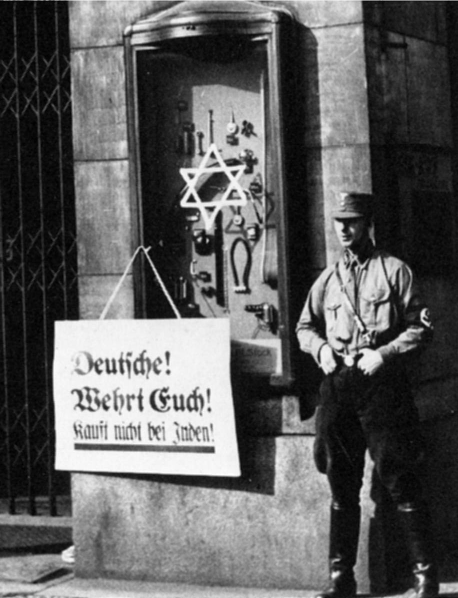 Pancarte antisémite en Allemagne, 1933 : « Allemands, défendez-vous ! N'achetez pas chez les Juifs ! » - source : WikiCommons