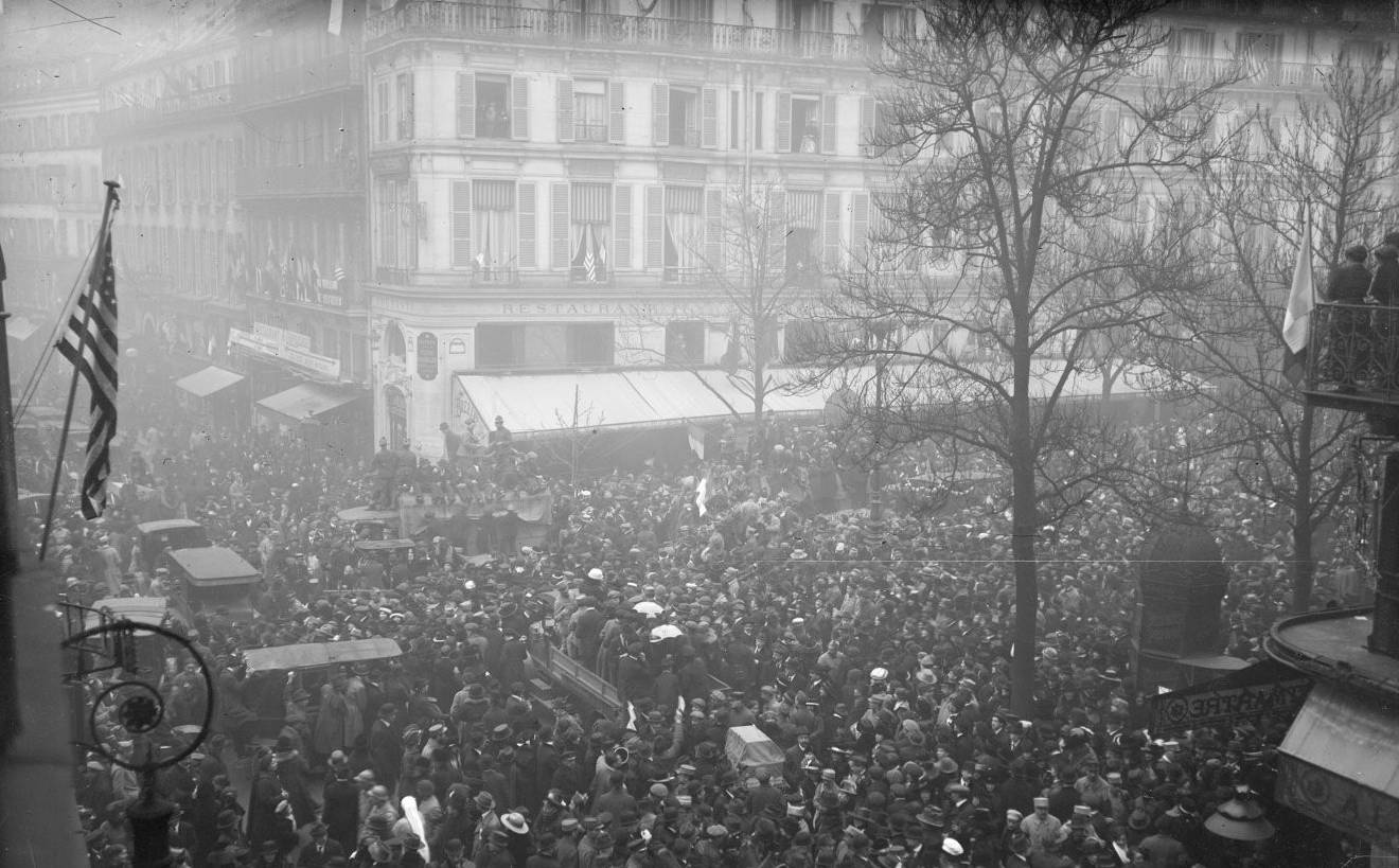 Boulevard Montmartre le jour de l'armistice, Agence Rol, 1918 - source : Gallica-BnF