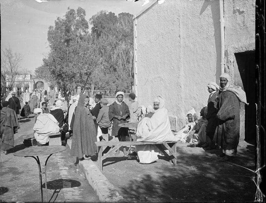 Source : Prudhomme, Émile (1871-1963). Photographe. Un café arabe typique, à Laghouat / Emile Prudhomme. 1930 - Gallica-BnF