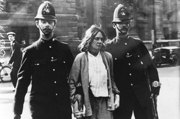 Arrestation d'une suffragette à Londres en mai 1914, agence Rol - source : Gallica-BnF