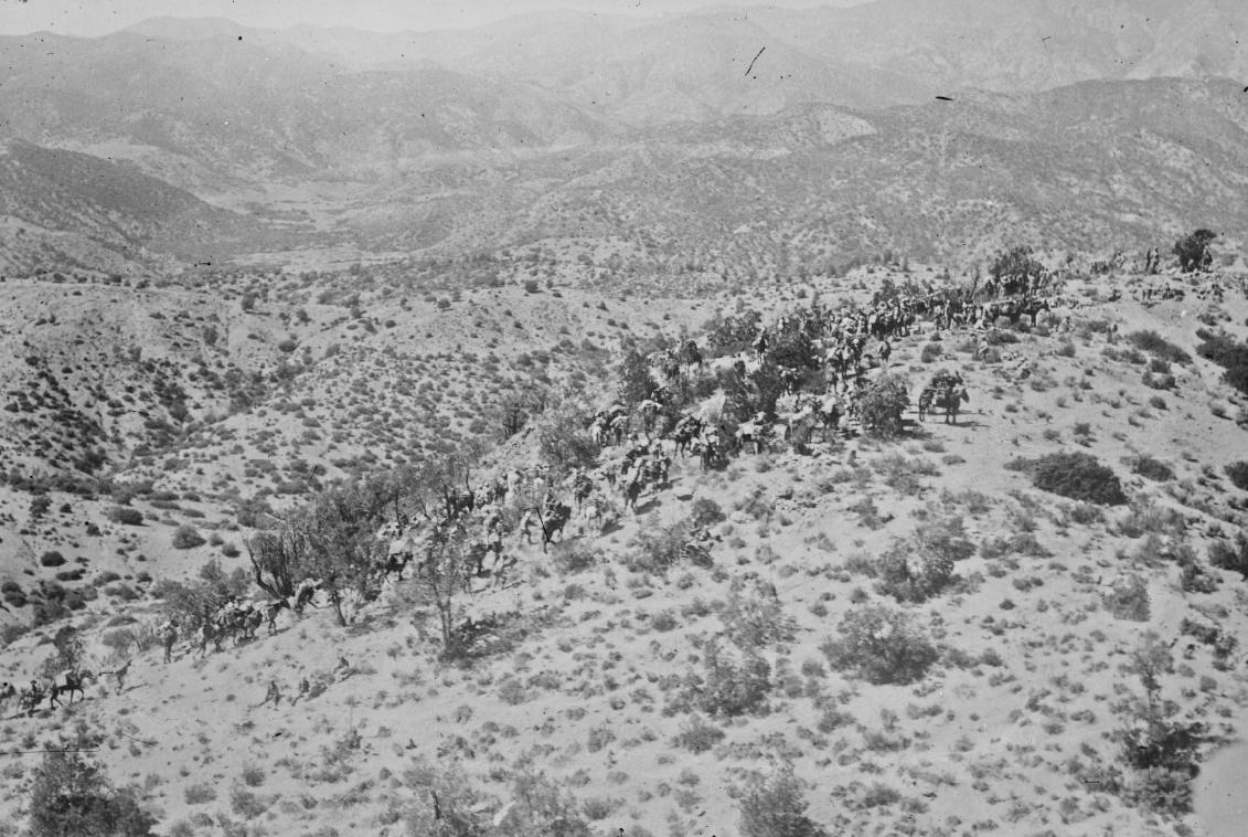 Les troupes rifaines sur les pentes à gauche de l'oued Ouizert, agence Rol, 1926 - source : Gallica-BnF