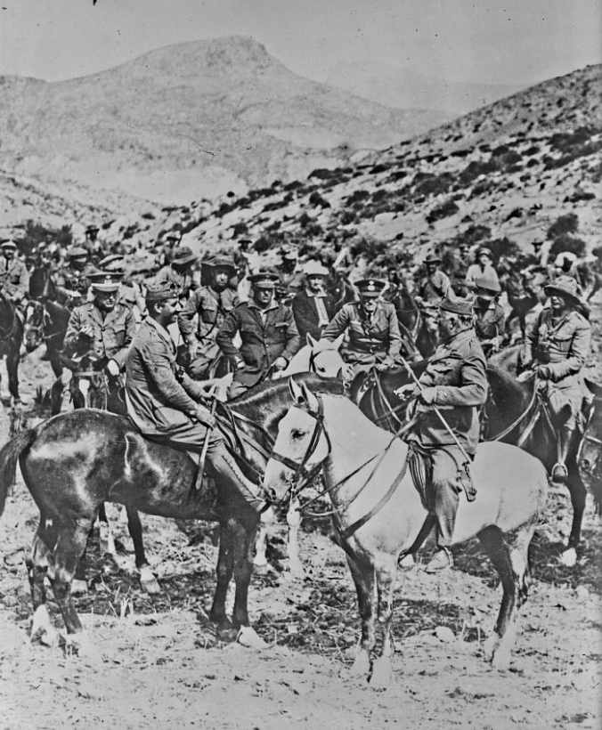 Le général Primo de Rivera félicite le chef de la Légion espagnole, agence Rol, 1925 - source : Gallica-BnF