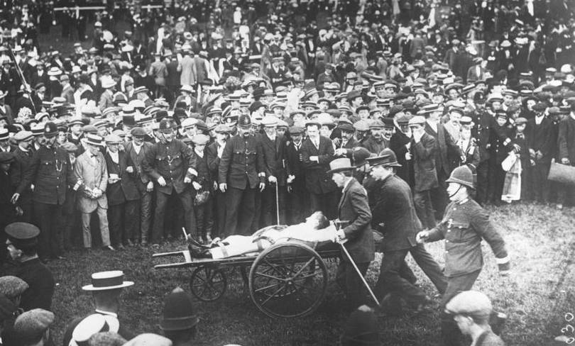 Transport du jockey blessé H. Jones lors du derby d'Epsom, 4 juin 1913 - source : Gallica-BnF