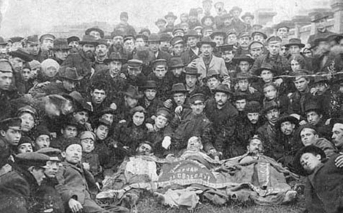 Membres du BUND devant les cadavres de plusieurs camarades à la suite du pogrom d’Odessa, 1905 – source : WIkiCommons