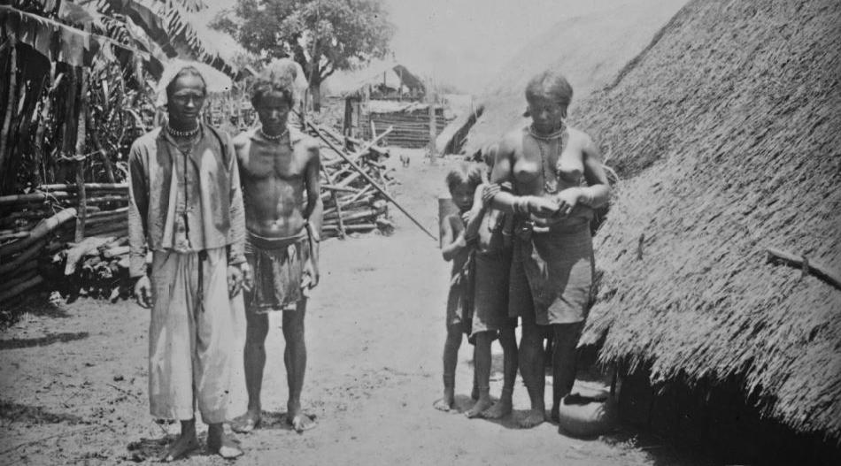 Photographie prise dans un village d'Annam (actuel Vietnam) par Gabrielle Vassaud, 1904-1907 - source : Gallica-BnF 