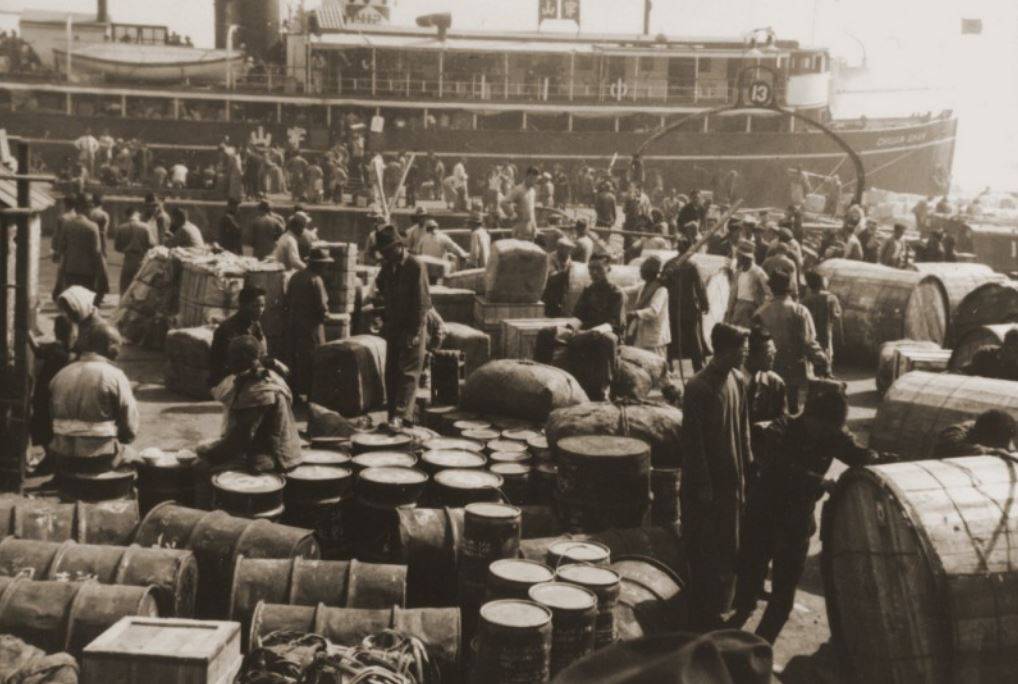 Réfugiés juifs allemands débarquant dans le port de Shanghai, l'un des rares endroits n'exigeant pas de visa, 1940 - source : Leo Baeck Institute