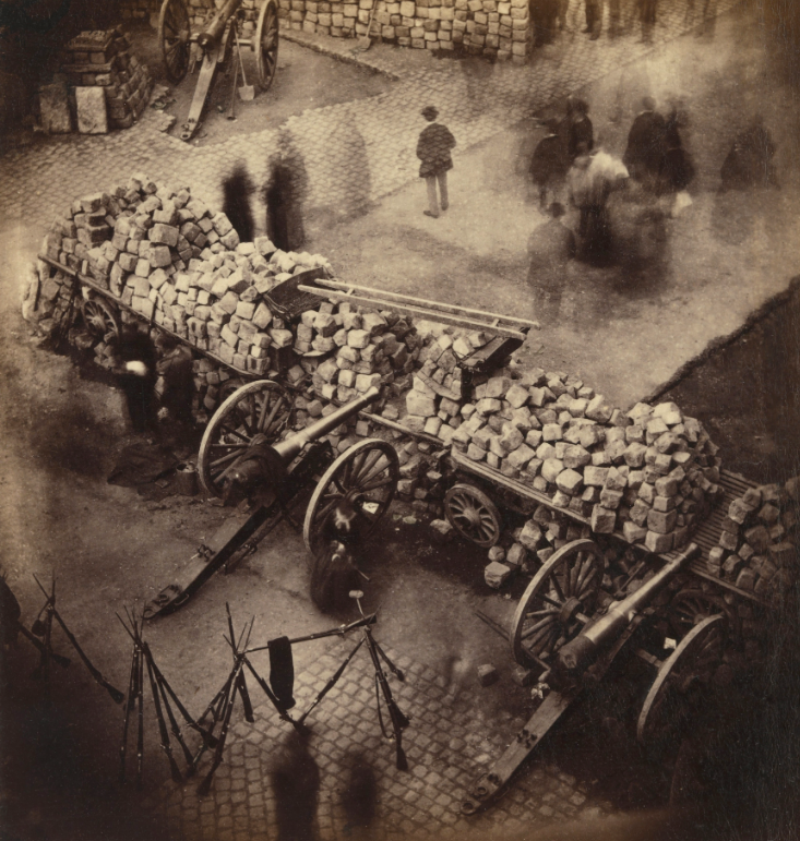 Barricade au coin de la place de l'Hôtel de Ville et de la rue de Rivoli, photographie de Pierre-Ambroise Richebourg, avril 1871 - source : WikiCommons